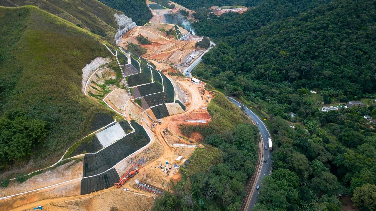Vista aérea das encostas em terraplenagem e contenção na obra da Nova Serra das Araras, na Via Dutra