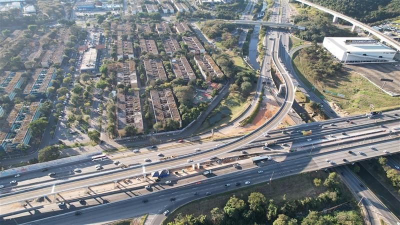 Vista aérea do novo viaduto de acesso da Via Dutra ao Aeroporto Internacional de Guarulhos