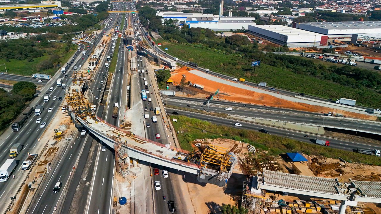 Vista aérea do lançamento de vigas do novo viaduto de interligação entre a Via Dutra e a Fernão Dias, na região metropolitana de São Paulo