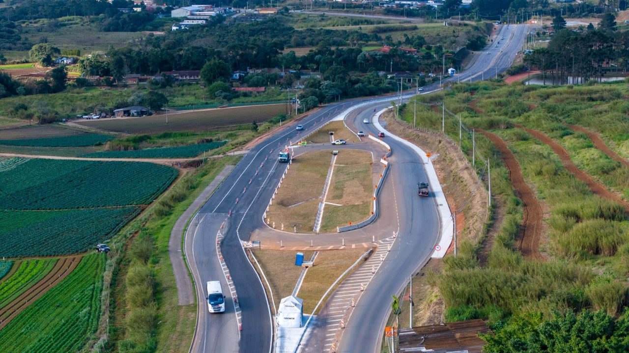 Dispositivo de retorno concluído na duplicação da SP-250/Bunjiro Nakao, no interior de São Paulo