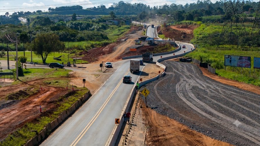 Obras de duplicação da SP-250/Bunjiro Nakao em andamento, com maquinário e pista provisória, entre Vargem Grande Paulista, Cotia e Ibiúna