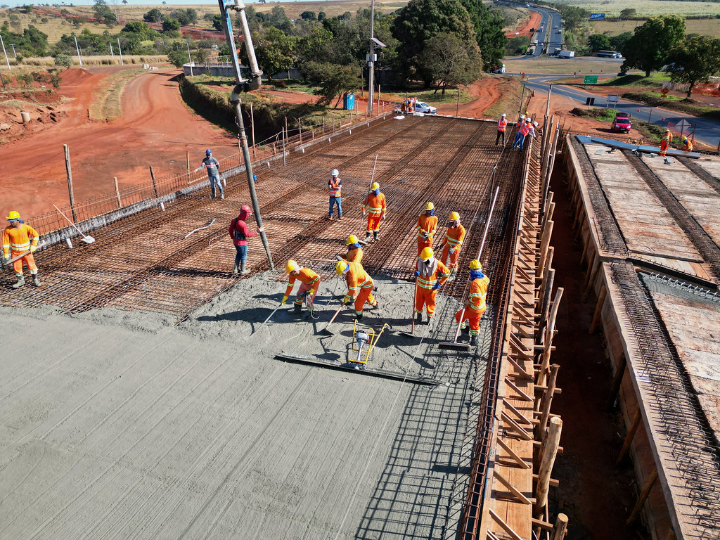 Equipe realiza concretagem do tabuleiro de um viaduto em obra da Ecovias do Cerrado
