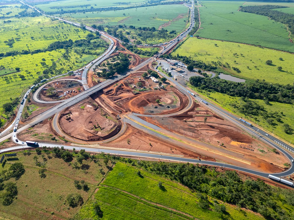 Vista aérea de trevo rodoviário em obras, com terraplenagem em andamento, na concessão da Ecovias do Cerrado