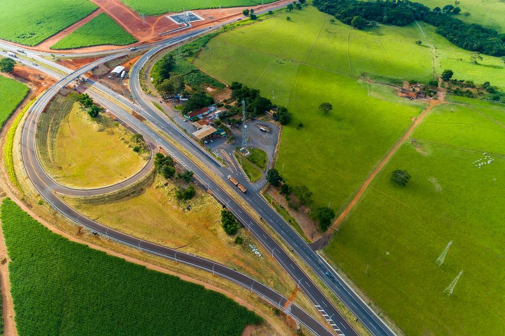 Vista aérea de trevo rodoviário já concluído, com tráfego em fluxo, na concessão da Ecovias do Cerrado