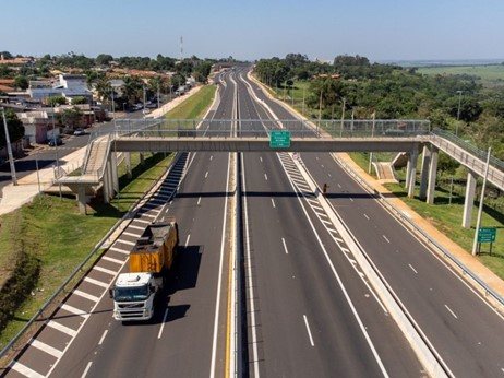 Passarela de pedestres sobre a Rodovia Rachid Rayes (SP-333) já duplicada, com pista dupla em cada sentido