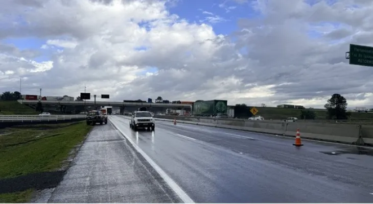 Trecho da BR-277 já ampliado com a nova terceira faixa, entre Curitiba e São José dos Pinhais, no Paraná