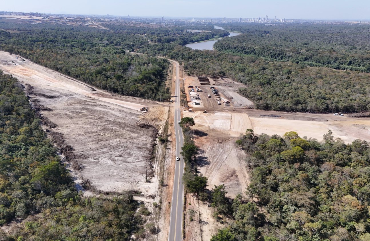 Vista aérea do trecho greenfield da ferrovia, com terraplenagem ao lado de rodovia existente, próximo a Cuiabá
