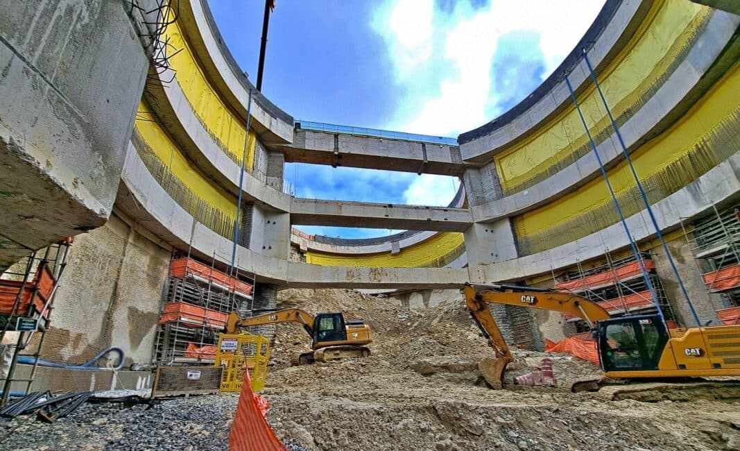Escavação circular da futura Estação Aricanduva, da Linha 2-Verde do Metrô de São Paulo, com escavadeiras em operação no fundo do poço