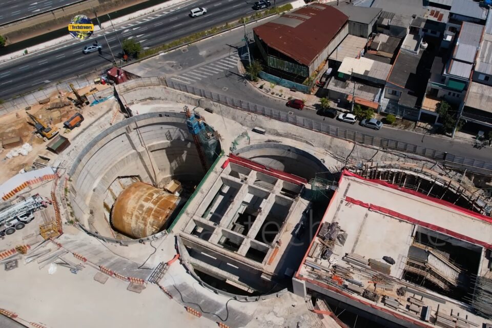 Vista aérea da tuneladora Cora Coralina sendo baixada no poço da Estação Aricanduva, da Linha 2-Verde do Metrô de São Paulo