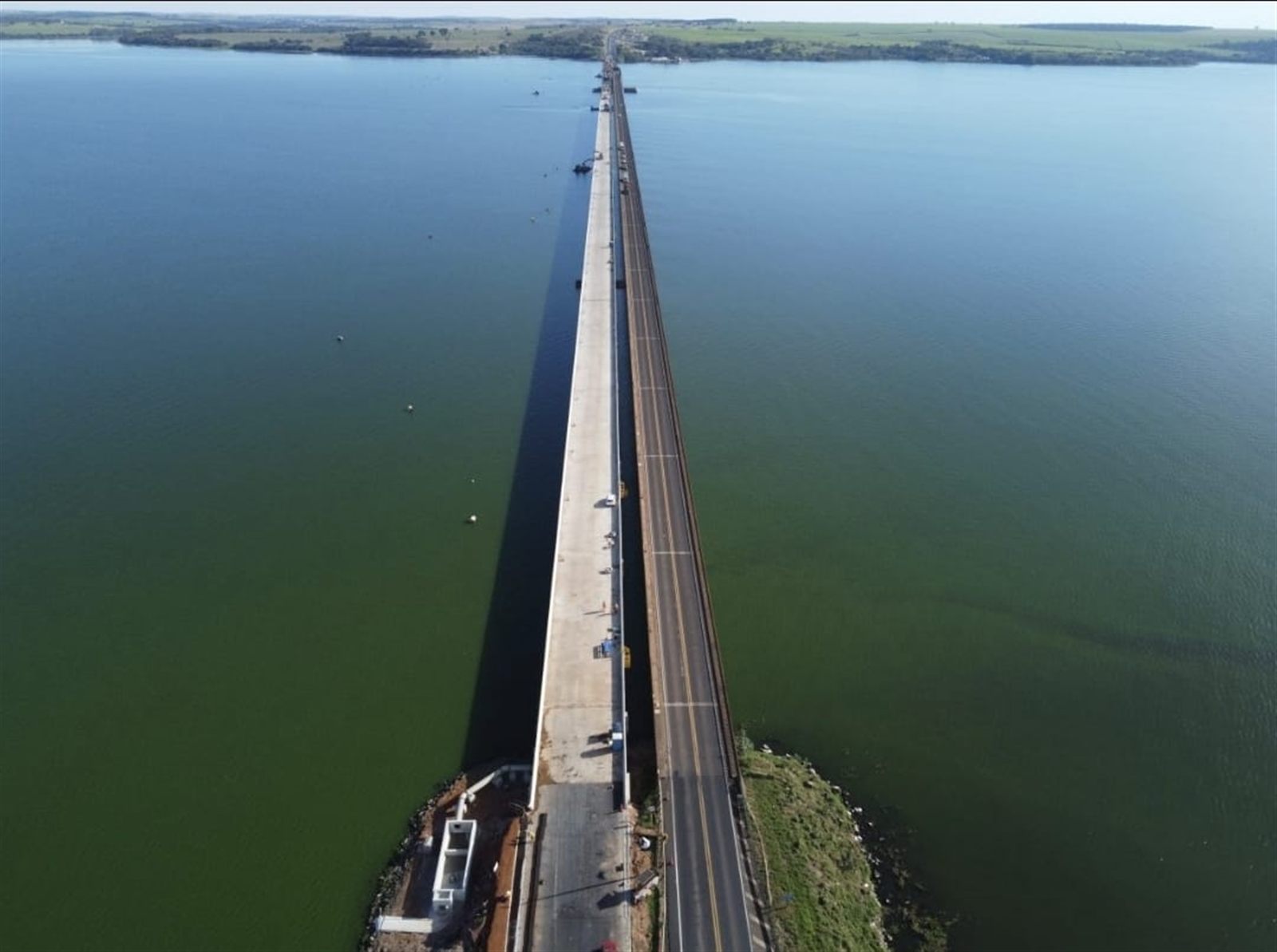 Vista aérea da nova ponte sobre o Rio Tietê em construção, ao lado da ponte existente