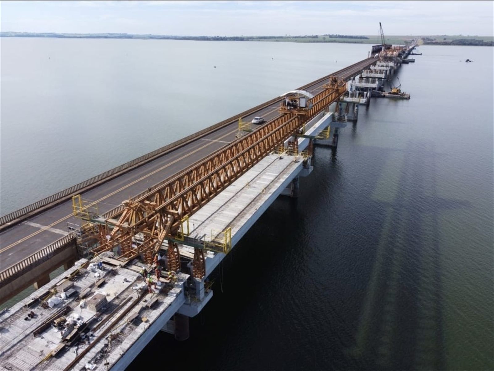 Treliça de lançamento executando um segmento da nova ponte, pelo método de balanço sucessivo, sobre o Rio Tietê