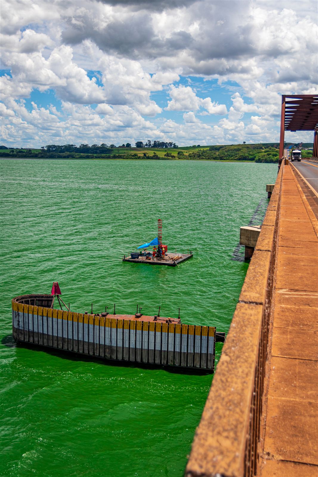 Vista geral da plataforma de sondagem flutuante ancorada no Rio Tietê, junto à ponte existente