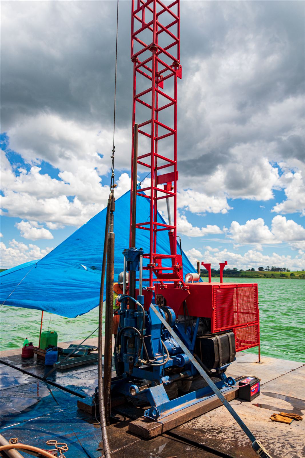 Equipamento de sondagem mista instalado sobre a plataforma flutuante, com o rio ao fundo