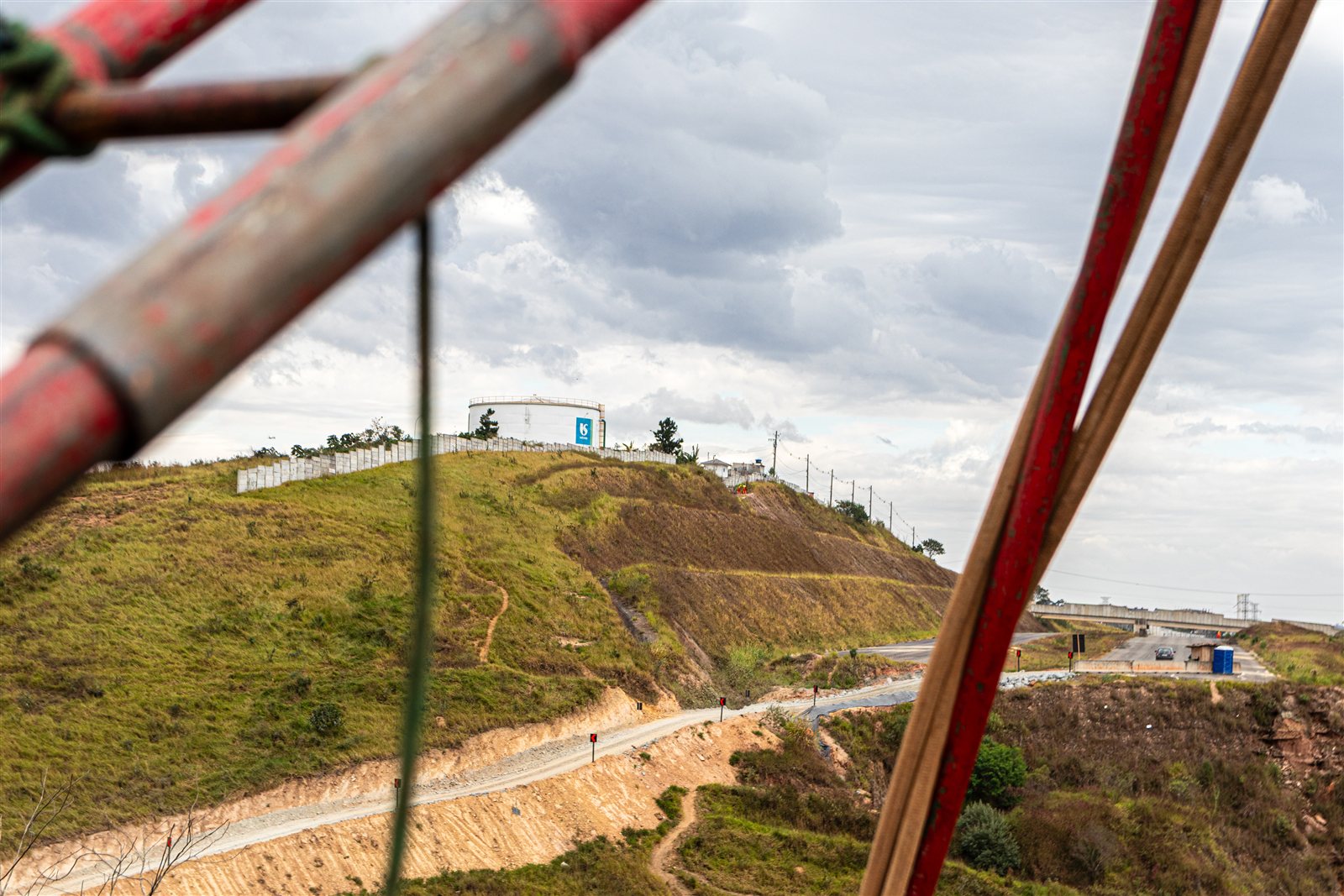 Vista do Rodoanel Norte em construção, com viaduto ao fundo, a partir de um ponto de sondagem da Suporte
