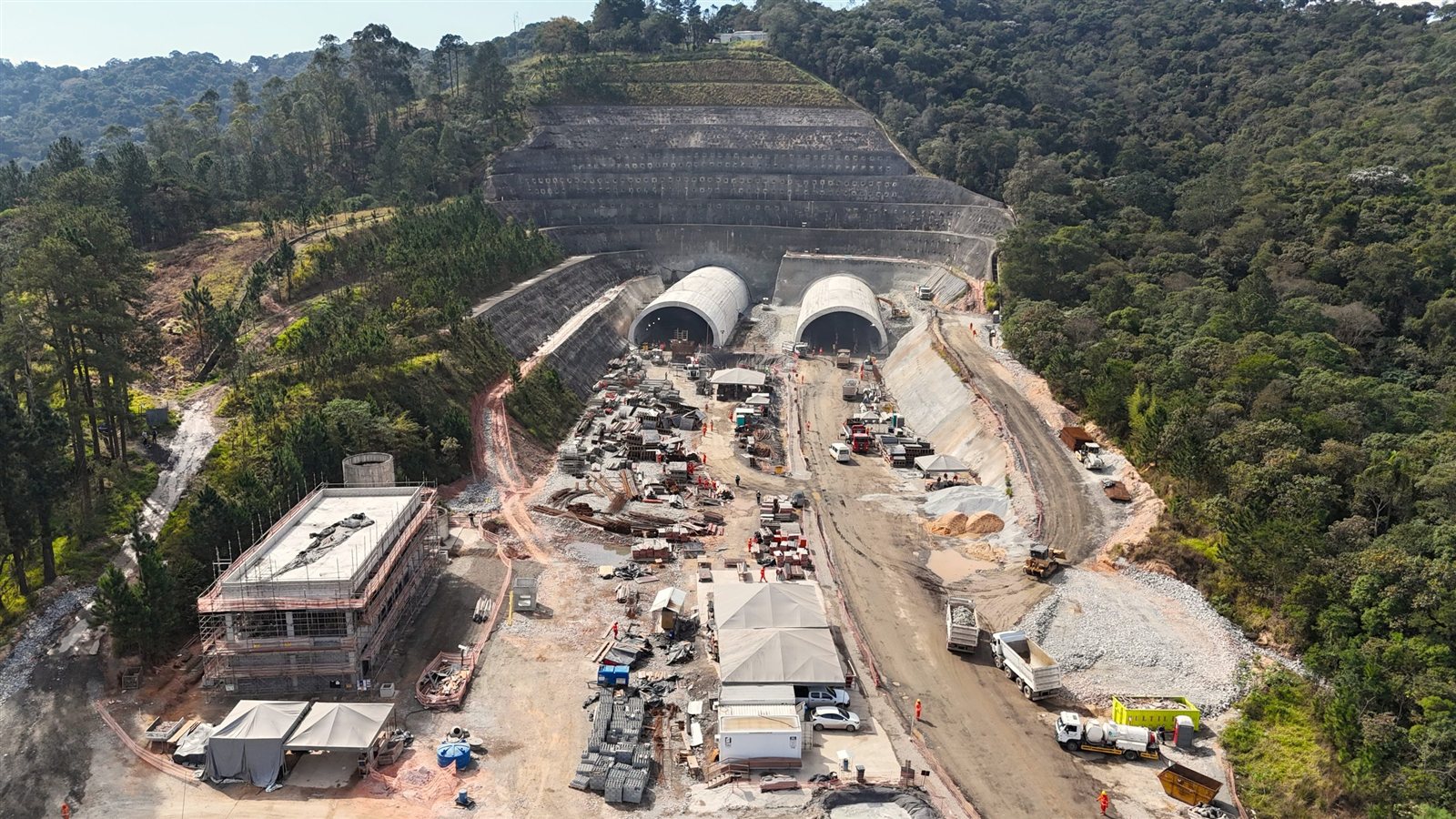 Vista aérea dos portais gêmeos de um dos túneis do Rodoanel Norte, atravessando a Serra da Cantareira