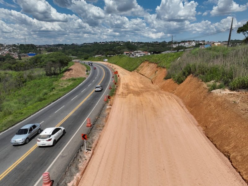 Corte de terraplenagem para a nova faixa duplicada da BR-277, no Paraná, com tráfego na pista existente