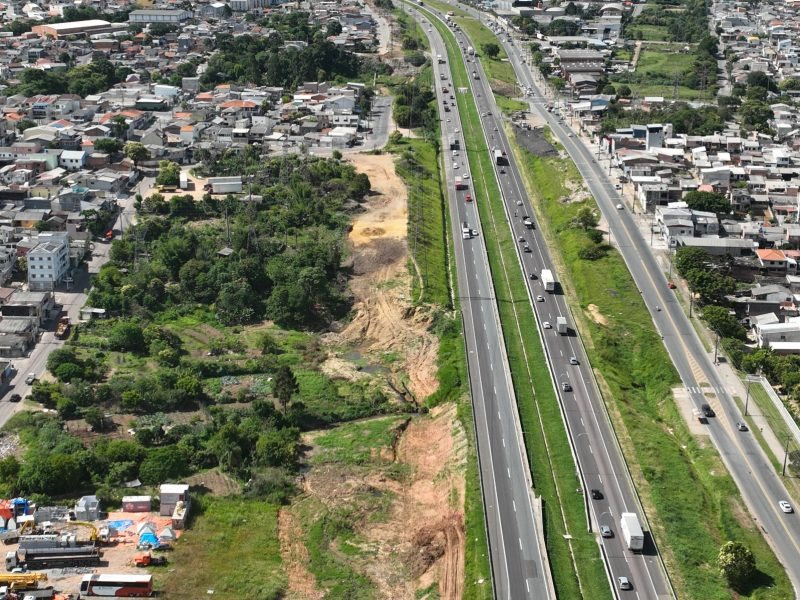 Vista aérea da BR-277 em trecho urbano, com obras de duplicação em andamento, no Paraná