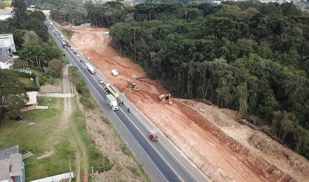 Obra de reforço estrutural na PR-423, km 35, em Campo Largo, outra rodovia do Lote 1 sob concessão da Via Araucária