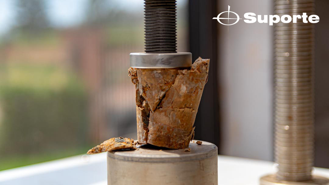 foto - Compressão Simples: Determinação da Capacidade de Suporte de Solos, Rochas e Materiais Compactados